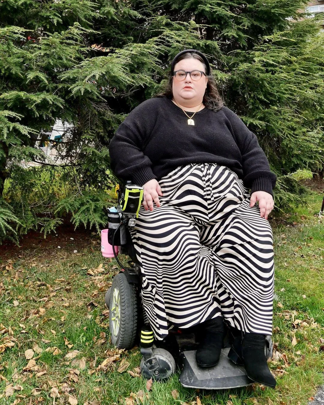 In her #StyledSeated outfits, Val likes to share inclusive and adaptive items of ethical slow fashion brands such as Wray NYC and Reesa Bobeesa's designs.